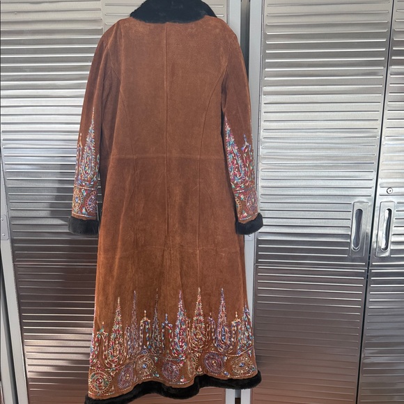 Elegant Brown Embroidered Cape by [Margaret Godfrey] - Picture 4 of 10